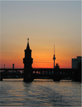 xuits-Silhouetten der Oberbaumbrücke und des Berliner Fernsehturms bei Sonnenuntergang über der Spree.