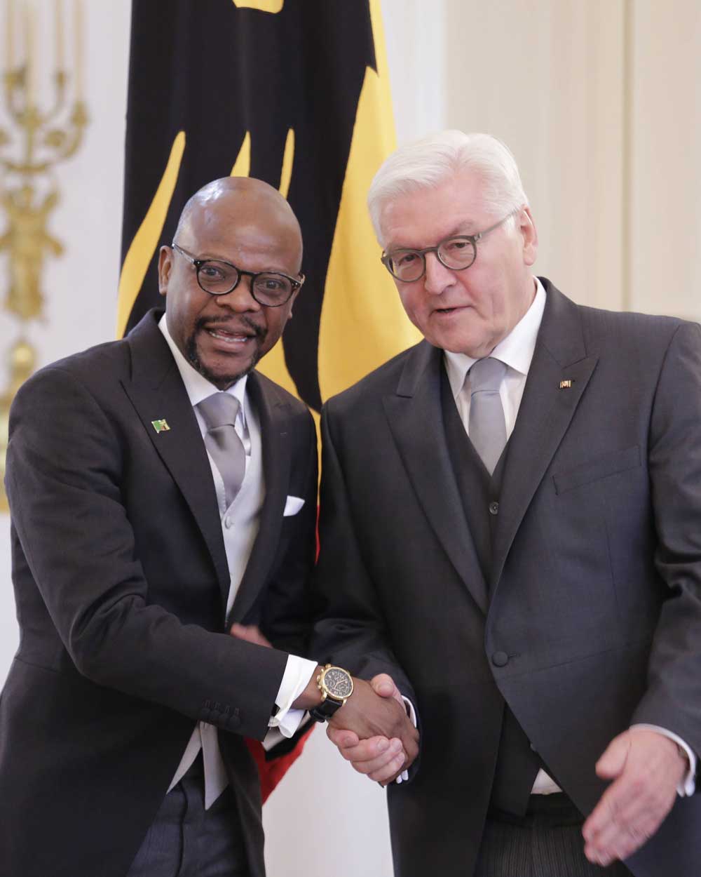 xuits -Bundespräsident Frank-Walter Steinmeier mit dem sambischen Botschafter Anthony Mukwita im Cutaway von XUITS