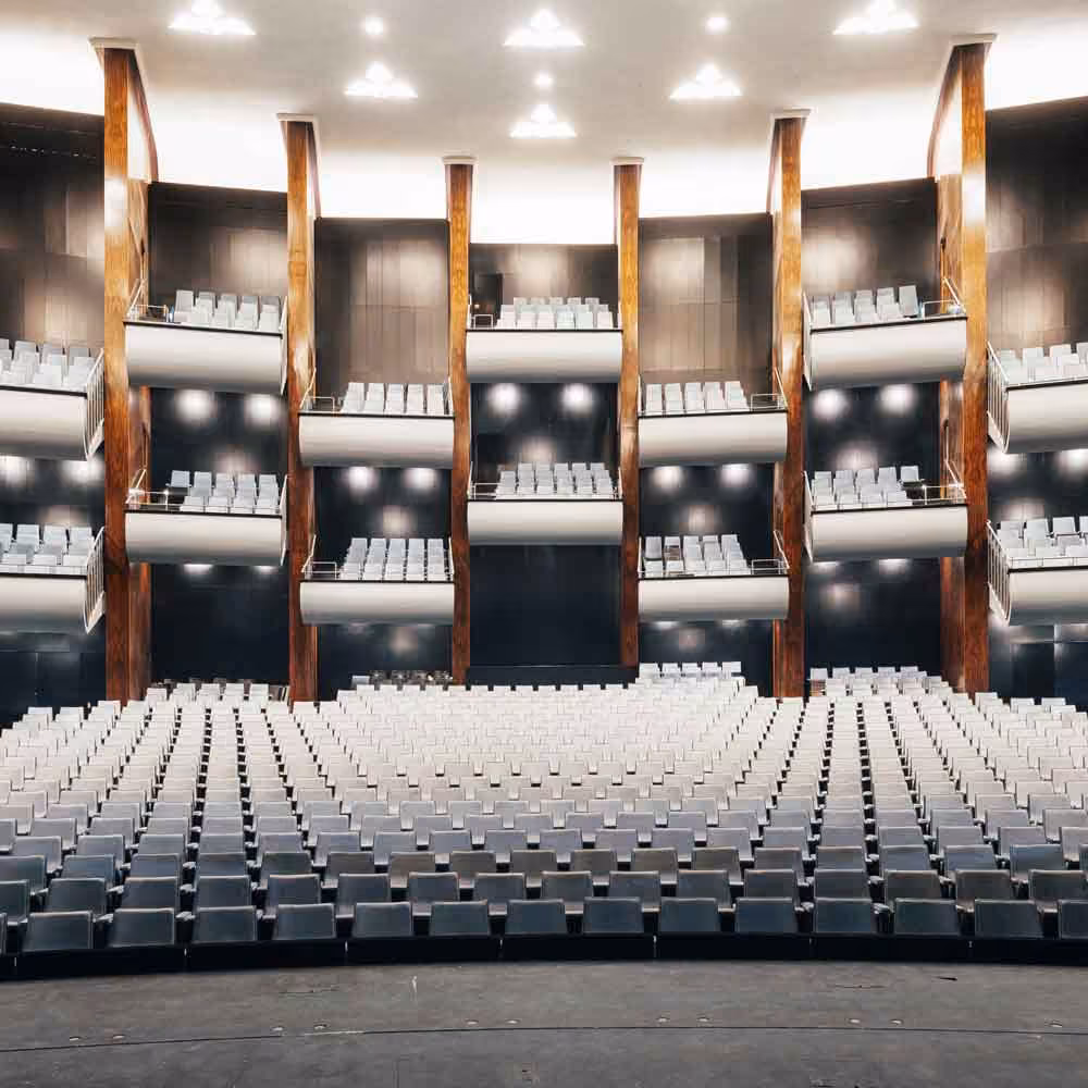 Zuschauerraum der Kölner Oper von der Bühne aus gesehen